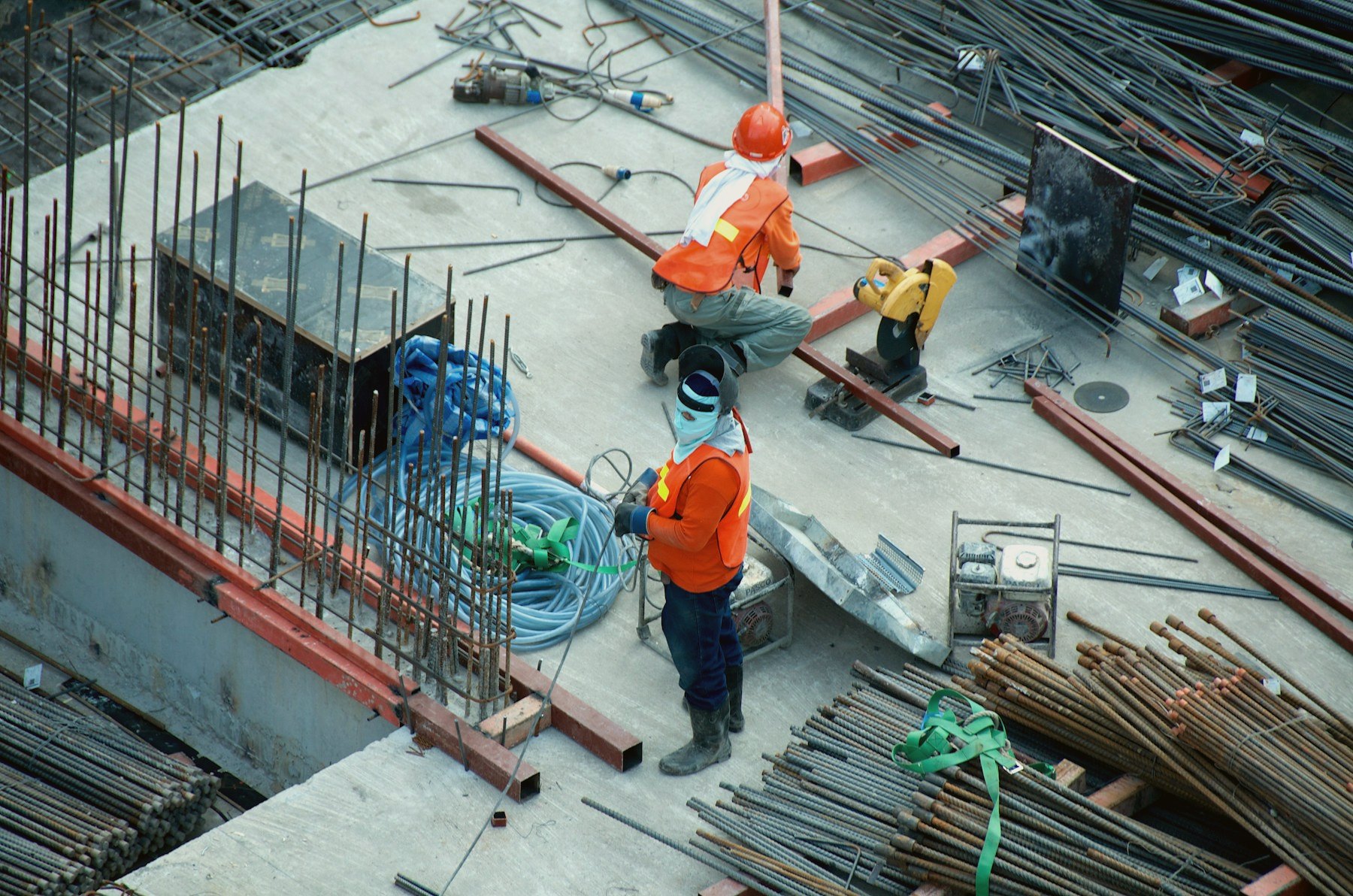Ouvriers sur un chantier de construction en France, vus d'en haut