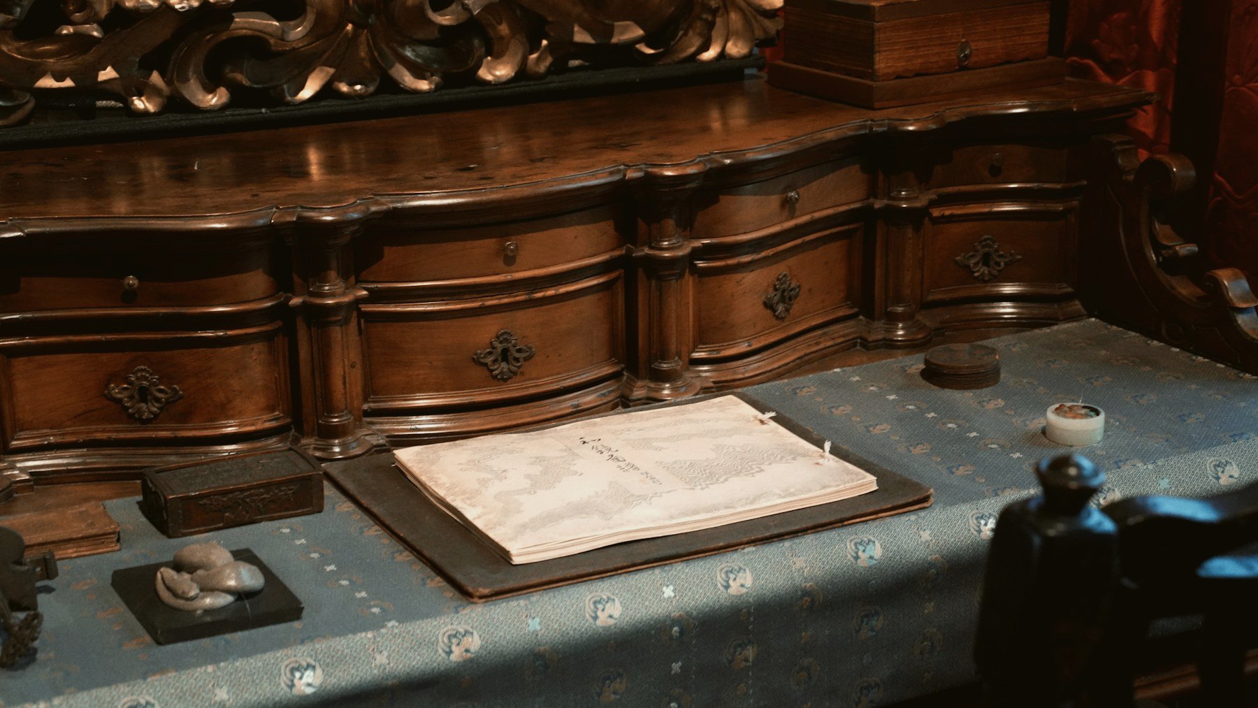 Bureau ancien avec un registre de documents, symbole du travail administratif soigné de Firmly